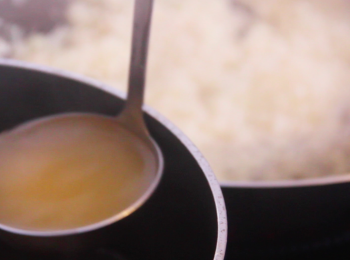 step7: 加入煮滾的高湯，水位只需僅僅覆蓋米粒