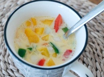 step2: 加入洋蔥、青紅椒和蕃茄，下鹽和黑胡椒粉調味