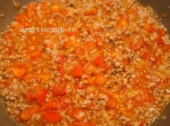 step4: 加入高湯和少許的鹽巴調味，稍微燉煮、收汁。