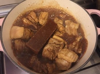 step2: 蓋上蓋細火煮45分鐘，然後落埋最後2湯羹醋，大家可以試下味先，ok的話就打埋個芡就可以啦