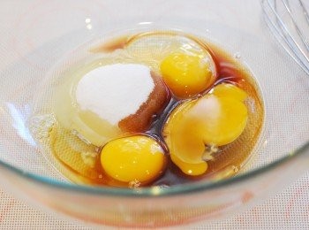 step3: 大盆裡將雞蛋、砂糖、龍舌蘭糖漿與卡嚕哇咖啡酒以手動打蛋器打勻