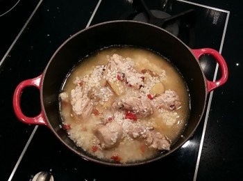 step8: 倒入米酒及海鹽,拌炒至酒精揮發。PS:如使用電鍋或日式電子鍋烹煮的話,在步驟8.時將材料都移入電鍋內鍋,日式電子鍋選擇[什錦飯]功能烹煮。 大同電鍋則是外鍋放一杯水。煮好後燜20分鐘即完成。