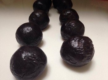 step4: 接著將1.烤好的蛋黃取出,350g烏豆沙分成10等份,將蛋黃一顆顆包進烏豆沙裡。