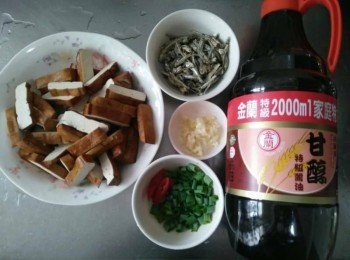 step2: 洗淨丁香魚【澎湖野生水產】，蒜頭敲碎、青蔥切珠、辣椒斜切、醬油【金蘭】，備用；