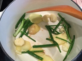 step2: 先將所有「玫瑰豉油汁材料」混合（***玫瑰花乾除外），然後將薑片、蔥段、蒜落鑊爆香