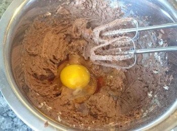 step3: 加入雞蛋及雲呢拿油，徹底拌勻。