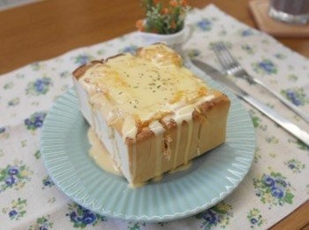 step9: 迷人又邪惡的蒜香起士厚片完成!!!在厚片上淋上香濃的<span class="group_2">起士醬</span>~~~~