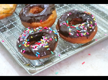 step9: 混合所有<span class="group_3">朱古力面</span>材料，放入冬甩浸一半，撒上彩色朱古力針，涼乾，完成。