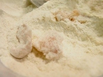 step6: 燒熱油，起碼要1cm高可以泡到半粒雞軟骨。
另外把醃好的雞軟骨撲粉