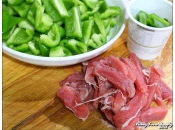 step1: 準備<span class="group_1">食材</span>：青椒洗淨取籽切滾刀狀 里肌肉則是建議在半解凍的狀態下比較容易分切 先切成大約0.5cn的薄片之後，就可以輕鬆的切成肉條狀