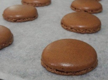 step5: 預熱焗爐至150℃焗15分鐘，關火後再逗留焗爐裏10分鐘。在焗盤內放涼後把馬卡龍取出便可。(如焗爐是上下發熱線而沒有風扇設計的，需預熱後先放入一個焗盤在焗爐的最底層，再把載有杏仁蛋白糊的焗盤放在它的上一層)