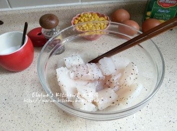 step2: 切件放入大碗內加入鹽 , 黑胡椒粒拌勻醃30分鐘