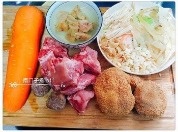 step1: 猴頭菇和螺頭分別用清水浸1小時，猴頭菇倒去水份，再過幾次清水，切去底部較硬的位置切粒備用