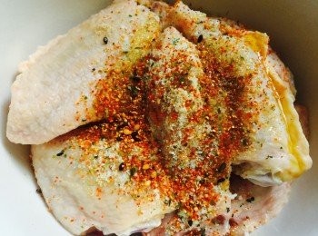 step1: <a href="https://bit.ly/3zHU5V3" target="_blank" data-keyword="雞翼" class="guide-link"><strong>雞翼</strong></a> <span style="display:inline-block;vertical-align:middle;margin-top:-3px;color:initial;border-radius:3px;padding:2px 3px;font-size:12px;line-height:14px;background:#87d300;color:#fff;">即買</span> 解凍洗淨，用蒜鹽、雞粉、1茶匙七味粉、胡椒粉和麻油醃1小時或以上。