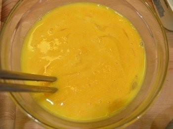 step3: 3. 南瓜奶漿放涼後加入半個雞蛋拌勻。（餘下的半個蛋用來掃面）