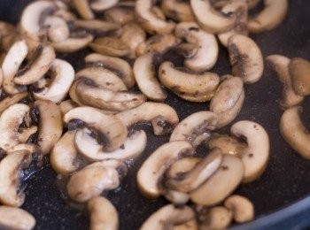 step5: 實際釋出的水份不會太多，只是菇周圍濕濕的樣子