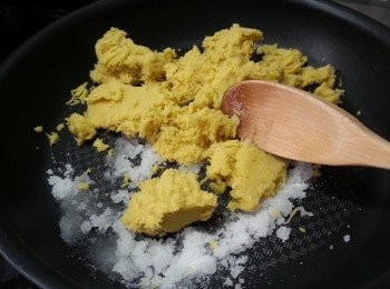 step14: 用平底鑊落油加入砂糖及蕃薯煮溶及試味,(如不夠甜可加砂糖)
