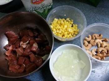 step3: 預備好所有材料,盒裝蘆薈粒隔去水份