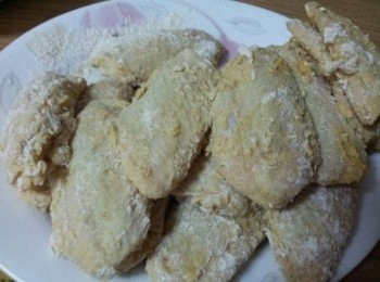 step7: 把醃漬一晚的雞翅拿出 , 炸粉倒到乾淨的容器中拌勻 , 把雞翅都沾上炸粉