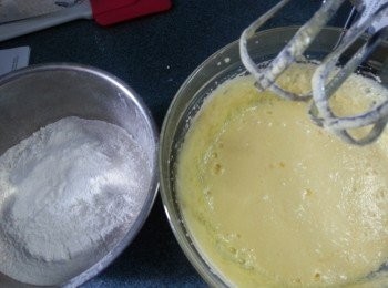 step4: 加入以篩過之麵粉及泡打粉打至杰身,(約3-5分鐘)