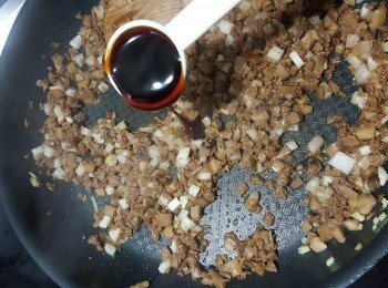 step9: 加入1湯匙素蠔油炒勻