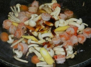 step6: 加一大匙水，最後使用李錦記舊庄特級蠔油與其他調味料調味後起鍋