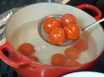step3: 燒熱一鍋水，將小蕃茄放入熱水中煮10-20秒。