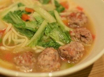 step6: 將小白菜洗淨切段，加入肉丸湯鍋中大火快煮2分鐘，放入1/2茶匙鹽，即完成。
將肉丸湯料注入麵碗中，即完成這碗肉丸番茄中式湯麵!
