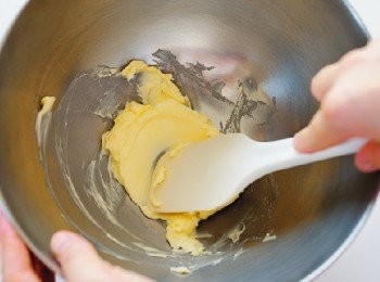 step3: 將奶油放入缽盆中，以橡皮刮刀攪拌至變軟。