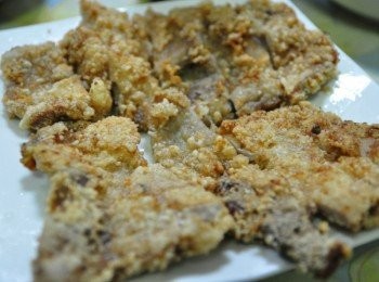 step2: 備一鍋熱油，將醃過入味的肉排上的花椒粒稍微清除，並均勻沾裹一層地瓜粉，放入油鍋中炸至金煌及可撈起瀝油，並用剪刀剪成一塊塊擺盤