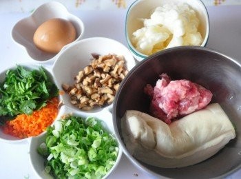 step1: 備料:香菇泡軟後切丁、紅蘿蔔切細末、香菜切段、青蔥切細蔥花、絞肉、家常豆腐、豬絞肉備用