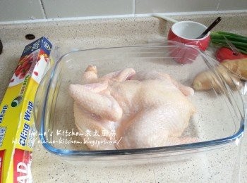 step2: 用鹽及酒拌勻雞的室外兩面 , 用保鮮紙蓋好靜待2小時