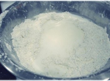 step3: 接著倒入牛奶和優格^^