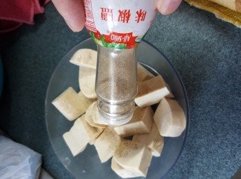 step2: 再灑適量味椒鹽拌勻待豆腐入味