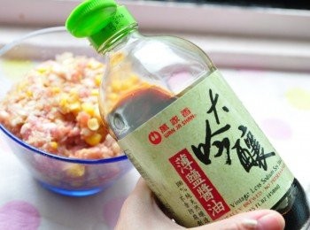 step4: 將絞肉及玉米和洋蔥、香菇末均勻拌攪，加入<span class="group_3">醃料</span>均勻調味