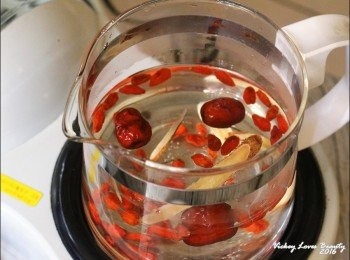 step3: 再將上述<span class="group_1">食材</span>放入已熬滾的熱水中，持續加熱至少５分鐘