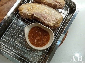 step3: 蒸熟的五花腩盛起，並留起烤紙上的肉汁