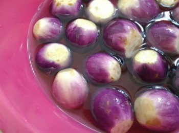 step1: 把圓茄子去蒂及浸鹽水。