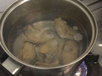 step2: 煲滾水後加入金蠔汆水煮至8成熟約2分鐘