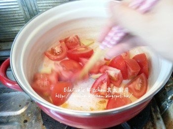step3: 煲內加入少許油燒熱 , 放入蕃茄及薑片爆香至出茄油