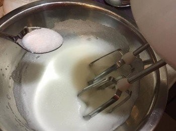 step3: 然後加入糖打一陣，再加入糖再打，跟住加入檸檬汁再繼續打