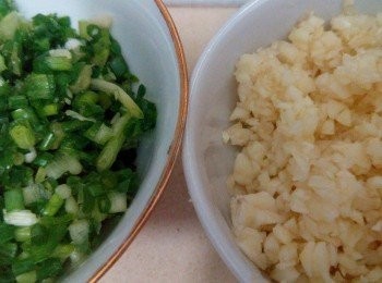 step3: 把雞絲、青瓜及即海蜇倒進大碗內，再加入蒜蓉、蔥、沙薑粉、鹽焗雞粉、麻油及胡椒粉拌勻。