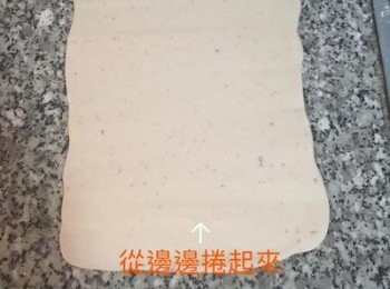 step4: 用手從麵糰的最邊邊往上捲，