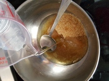 step6: 將砂糖58g及油25g,加水70g煮溶