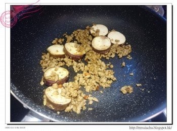 step4: 加入豬肉及茄子一同炒3-4分鐘至豬肉變色。