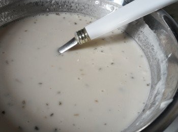 step4: 加入已打發雞蛋, 拌勻成稀麵糊