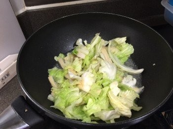 step1: 熱鍋下油1湯匙煎香炸魚片，加入高麗菜炒勻，下蒜蓉炒勻，下雞湯加蓋煮2分鐘後加入甘荀片，再煮2分鐘至材料軟身，以鹽糖調味，即可上碟。
