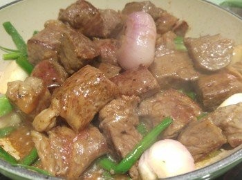 step4: 再加上現成黑椒汁炒混即成。