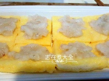 step2: 麵包沾上雞蛋，釀上蝦滑