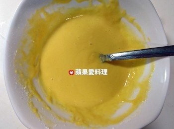 step3: 將大碗中的「1顆全蛋＋3顆蛋黃＋麵粉」拌勻。